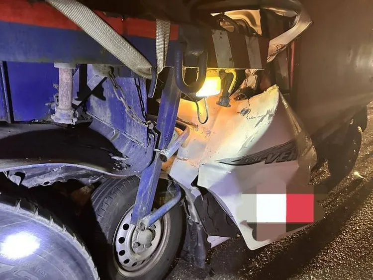 小貨車張姓駕駛受困車內，救出後送醫不治。民眾提供