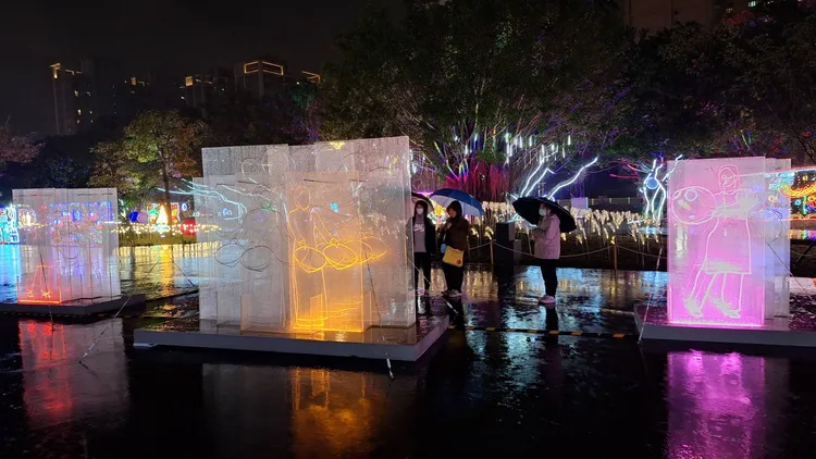 「時光舞者」將越南斗笠舞動作拆解，燈光隨著音樂動態變化，呈現舞蹈律動意象。客家局提供