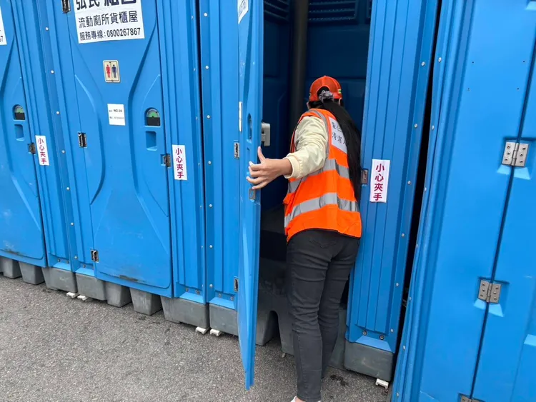 清潔人員打掃。環保局提供