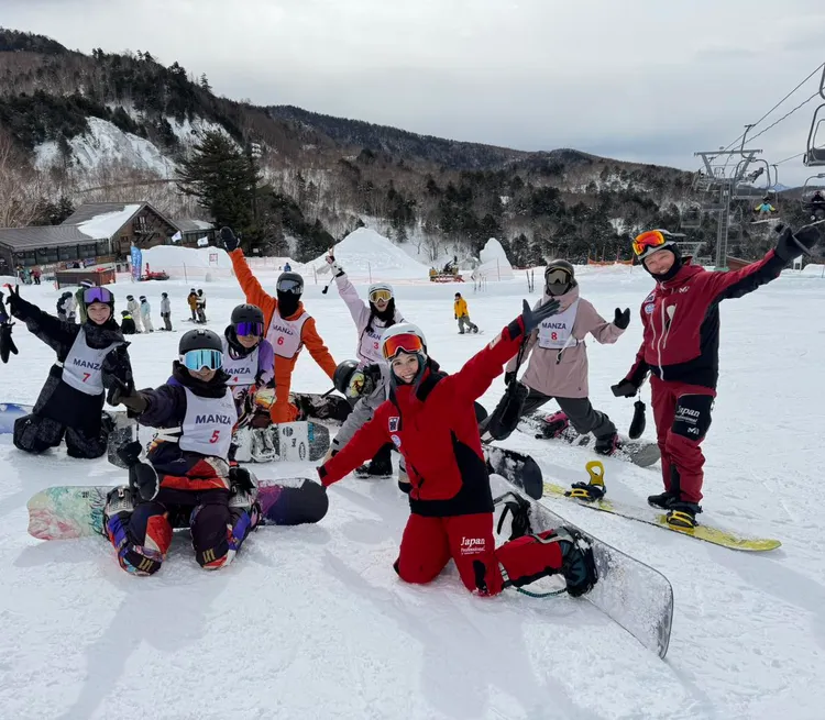 王仁甫與季芹跟一群好友與同學，一起考滑雪指導員。翻攝自王仁甫和季芹之永遠的芹仁臉書