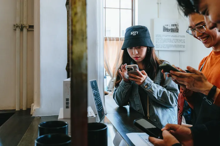 民眾扮演遊戲角色認真解謎幫受託者解開「神秘的保管箱」之謎。文化局提供