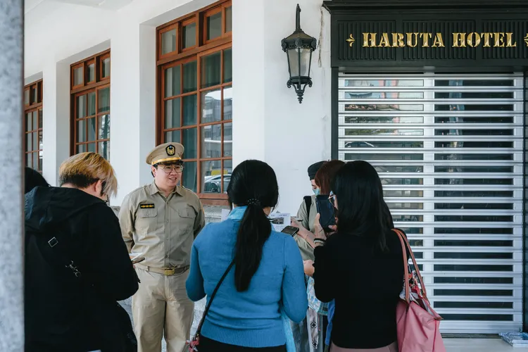 實境遊戲與關主互動更有代入感，彷彿真的穿越時空看到金融第一街。文化局提供