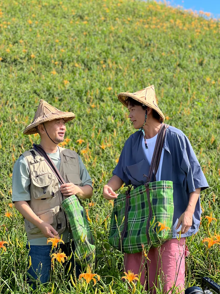 邰智源（左）與黃鐙輝體驗採摘金針花。公視台語台提供