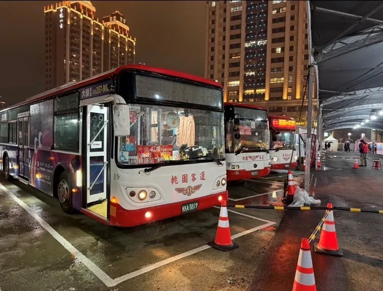 市府在燈會期間劃了5條免費接駁車。環保局提供