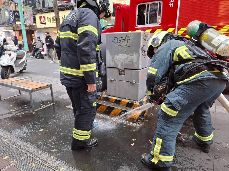消防人員於現場灑水降溫。民眾提供