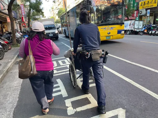 这背影好暖!北市9旬翁瘫坐路旁 北市警借来轮椅推他返家