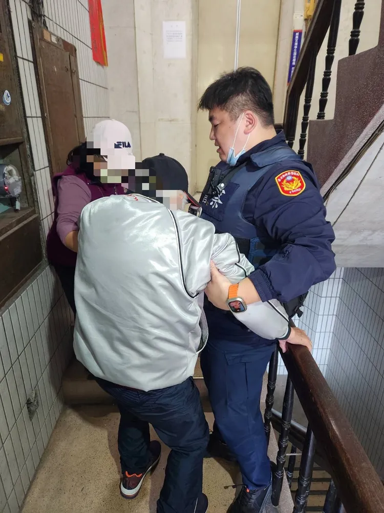 員警攙扶老翁上樓。警方提供