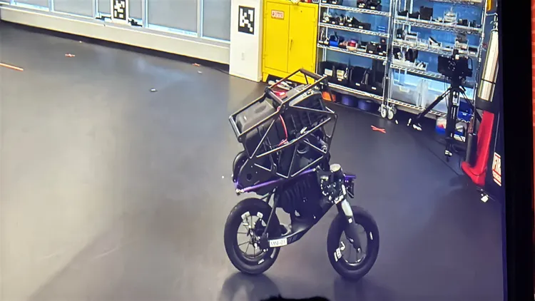 Raibert正在嘗試開發能夠自行平衡的機器人自行車。趙筱文攝