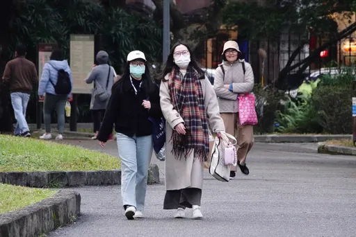 開學短暫回暖！晚起變天「全台炸雨2天」　冷氣團恐又強襲