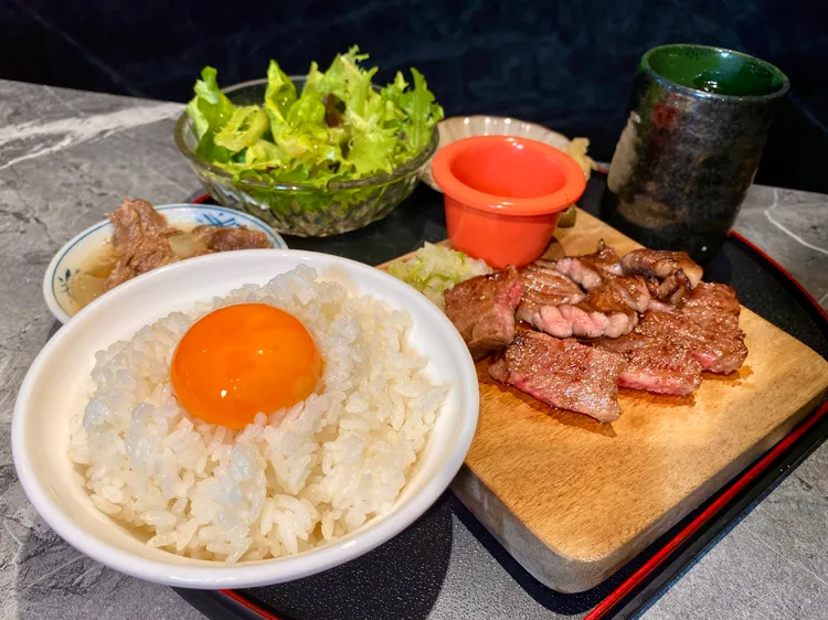 午餐組合包含燉牛舌等小菜及白飯都能免費續碗吃到飽。莊偉祺攝