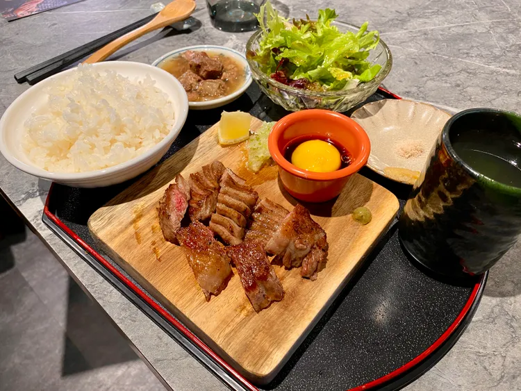 青杉燒肉「A5和牛+A9牛舌組合」。莊偉祺攝