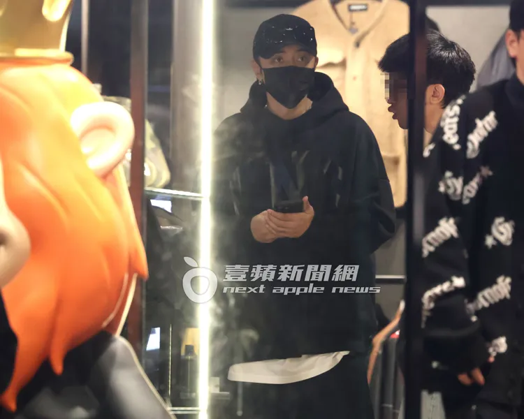 羅志祥在店內手機不離身，時常有訊息與通話。特勤中心攝