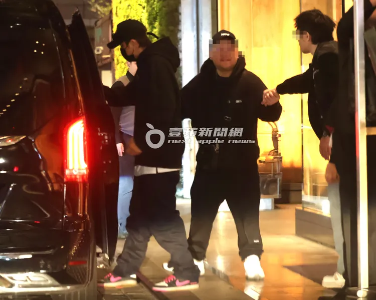 旁邊好友也相繼握手道別，羅志祥往車裡移動。特勤中心攝