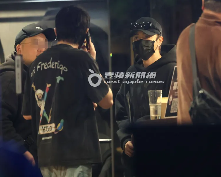 羅志祥（右）在潮流店內服務粉絲不時與店員討論。特勤中心攝