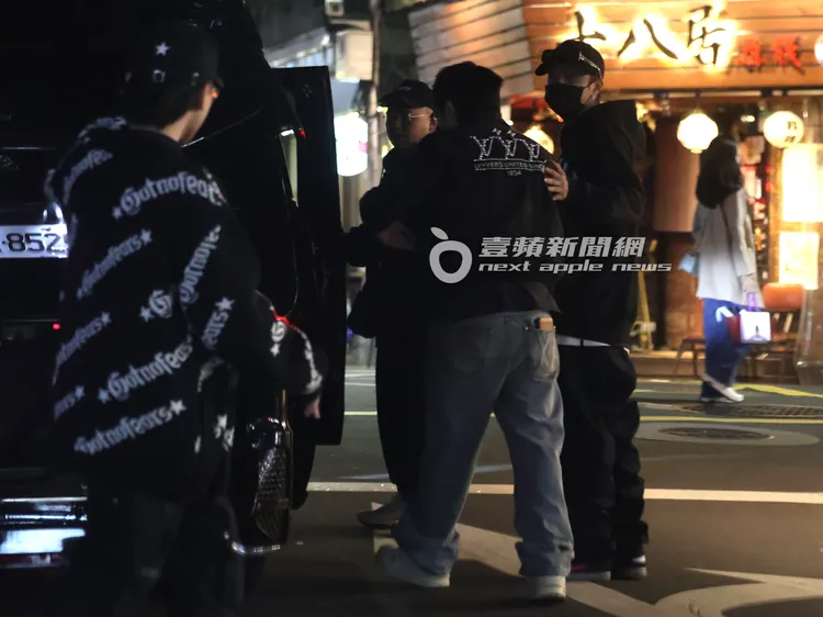 羅志祥（右）與好友坐上早已在店外等候的賓士保母車。特勤中心攝