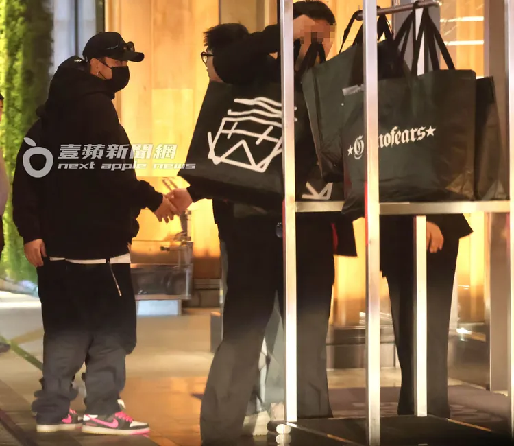 羅志祥把6大袋品牌服飾新春大禮包請門僮裝在推車上送到房間。特勤中心攝