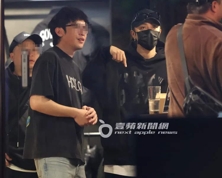 羅志祥（右）在店內與同事們聊天。特勤中心攝