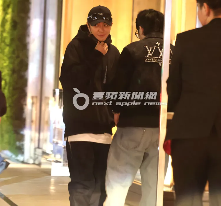 羅志祥與好友自拍脫下口罩，拍完準備上車離開。特勤中心攝