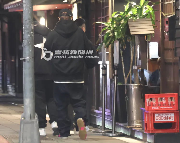 羅志祥講完電話才往居酒屋店內移動。特勤中心攝