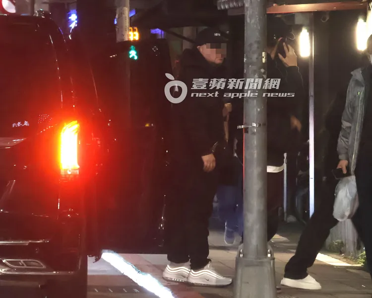 羅志祥於吳留手串燒居酒屋下車，下車時手機在通話中。特勤中心攝