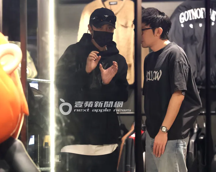 羅志祥與好友在店內討論品牌設計單品的未來規劃。特勤中心攝