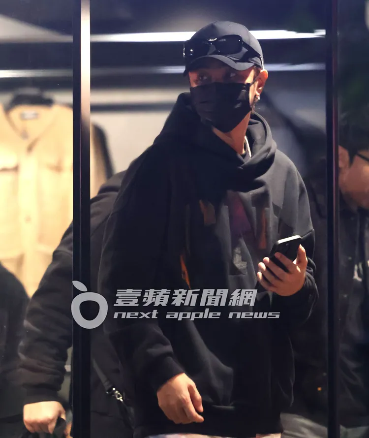 羅志祥陪完店內粉絲逛街血拼後往店外走。特勤中心攝