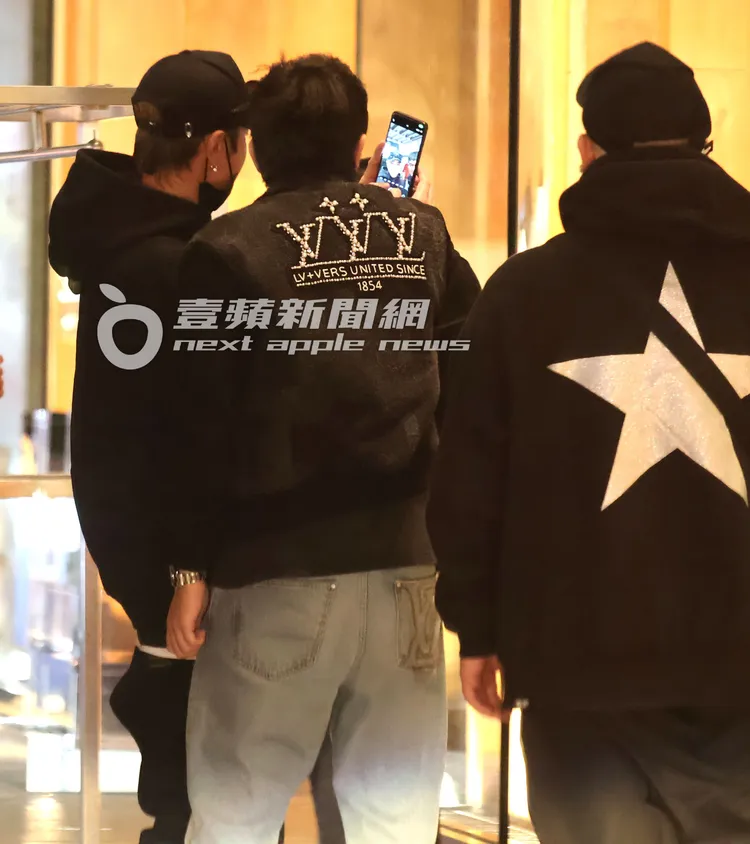 羅志祥護送好友回到W飯店並脫掉口罩與好友自拍。特勤中心攝