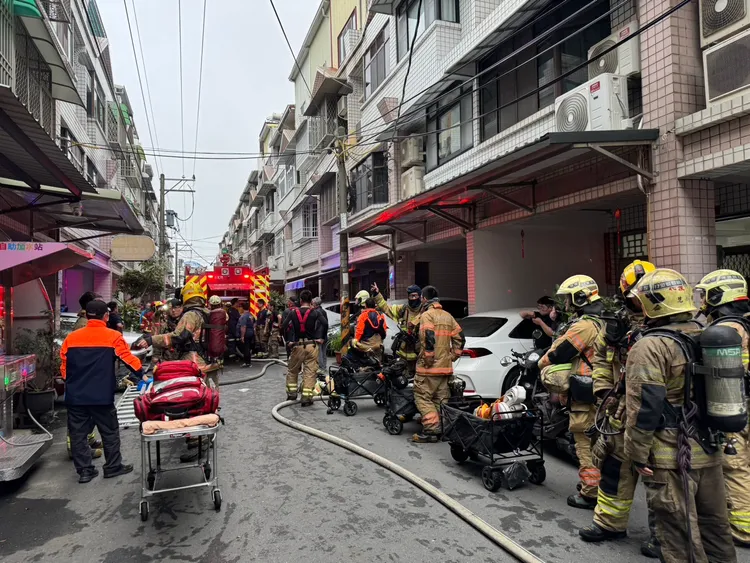 警消救出一家6口，有輕微嗆傷送醫後均無大礙。民眾提供