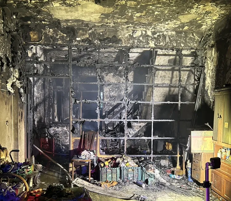 火勢從1樓向上延燒，現場有發現電動機車殘骸。民眾提供