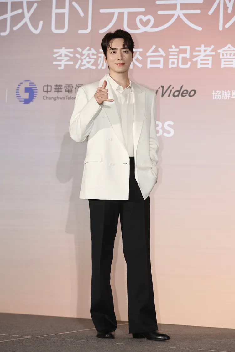 李浚赫比出招牌手勢6。彭欣偉攝