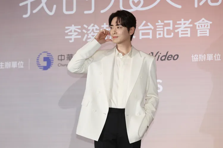 李浚赫比出臉頰愛心。彭欣偉攝