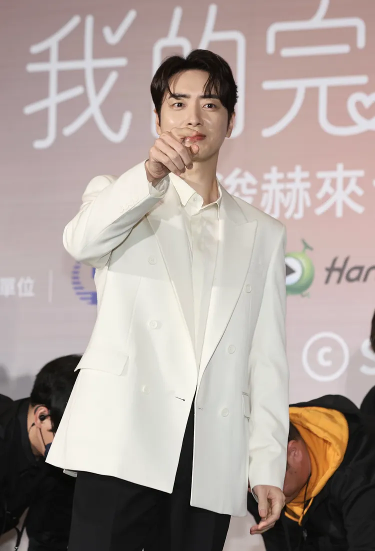 李浚赫指著台下粉絲打招呼。彭欣偉攝