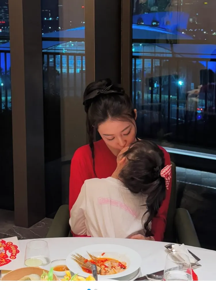 宣云跟女兒玩親親。翻攝宣云IG