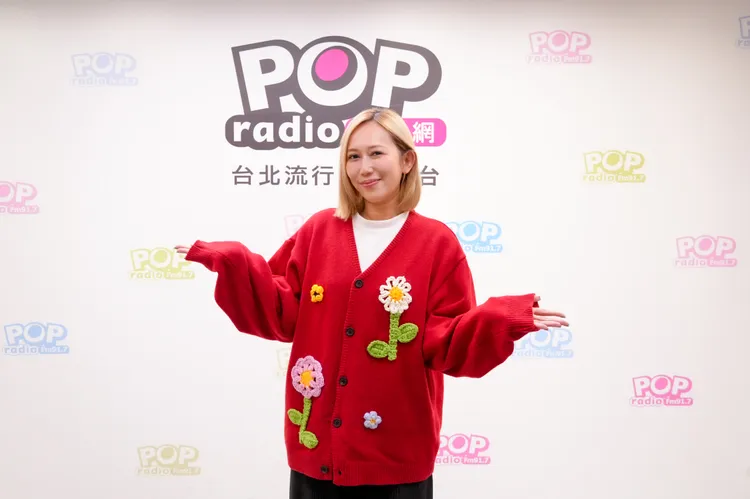 電商女王瑪菲司上初四特別節目示範叫賣。圖／POP Radio提供