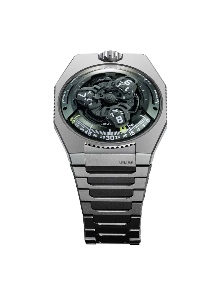 URWERK UR-100V Hunter Green腕錶，41*49.7mm，噴砂珠擊打磨鈦金屬錶殼，UR 12.02自動上鍊機芯，動力儲存48小時，防水深度30米，242萬元。品牌提供