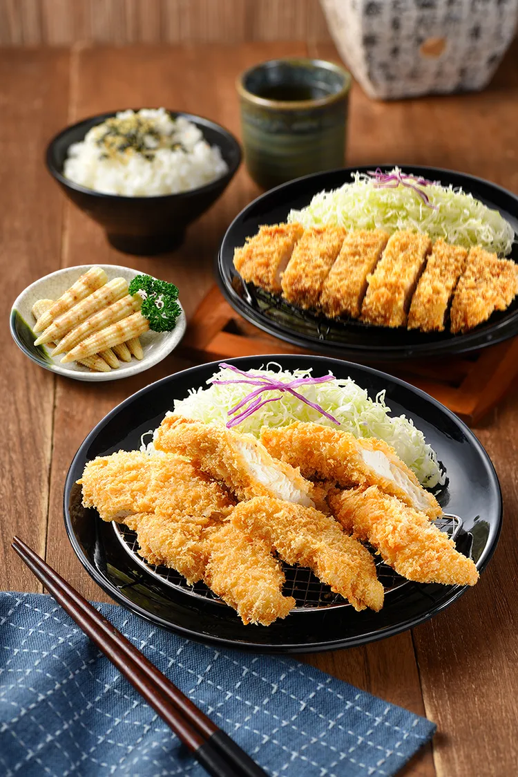 點購「開運豬排定食套餐」(圖後)，就直接再送一份「鮮嫩炸雞柳定食」（圖前）。福勝亭提供