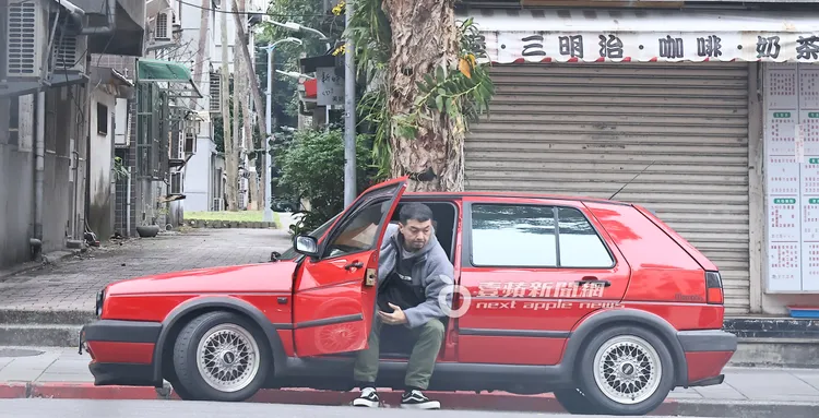 「全聯先生」違停在紅線下車取披薩，輪圈改BBS十分有品味。特勤中心攝