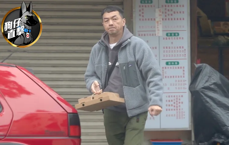 「全聯先生」邱彥翔提著剛出爐的一大一小披薩準備上車。特勤中心攝
