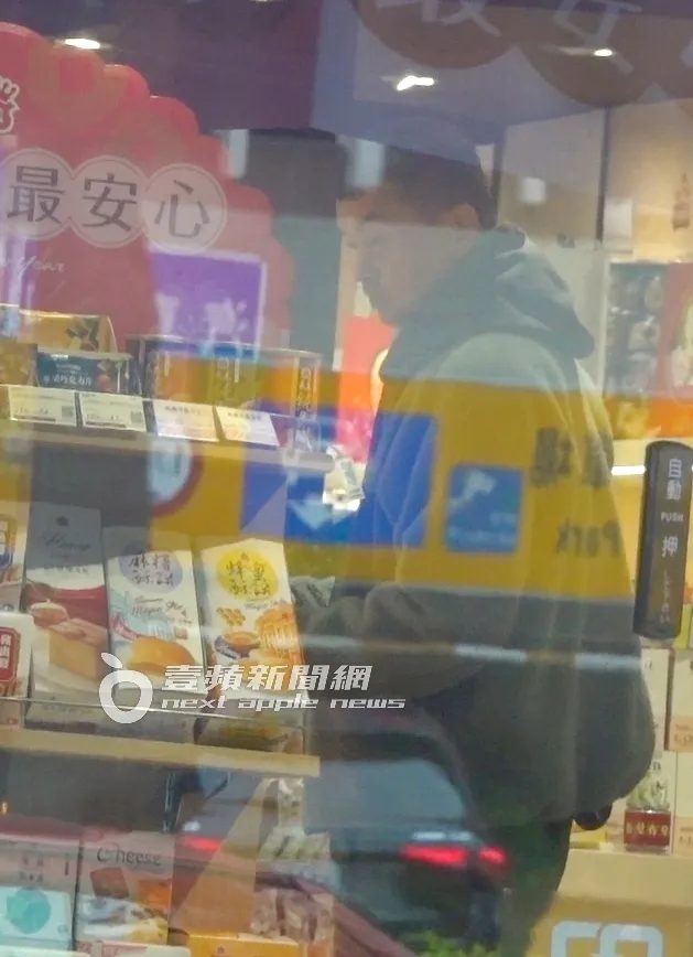 邱彥翔買完披薩，馬不停蹄前往距離700公尺的義美超市採買甜食。特勤中心攝