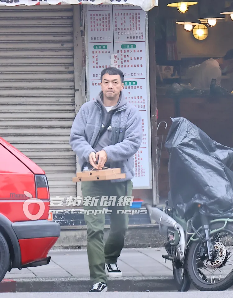 邱彥翔身穿Patagonia搖粒絨外套，開改裝福斯二代GTI，遠看算是有品味的大叔。特勤中心攝