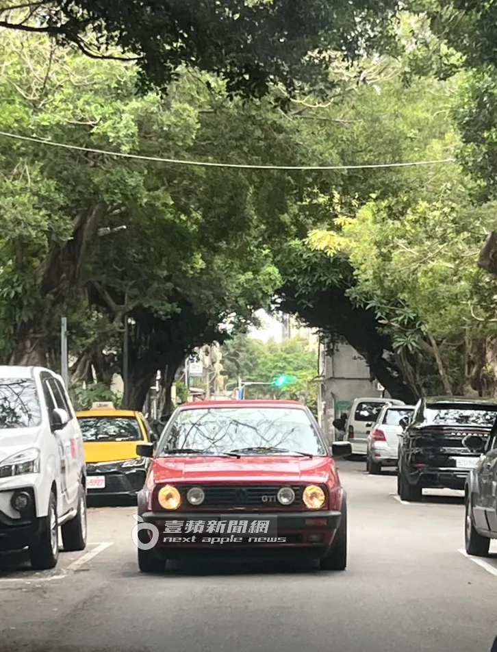 「全聯先生」座駕是福斯Golf GTI二代，喜慶紅色在春節期間特別應景。特勤中心攝