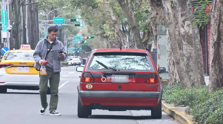 邱彥翔挑選了應景甜粿、奶油吐司、義美QQ糖巧克力球結帳，回到停在黃線的車上。特勤中心攝