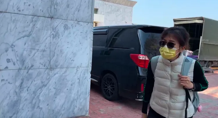 對於爸爸是否會舉辦告別式，柯文哲妹妹柯美蘭表示尊重媽媽的意見。翻攝畫面
