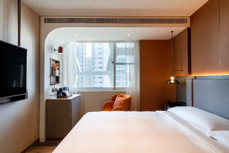 長榮集團於台中七期全新打造的新品牌「采．寓」飯店，高鐵專案可入住豪華樓層標準雙人房。高鐵提供