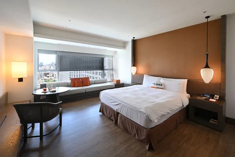 以台南晶英為例，高鐵專案可入住海東客房三天兩夜含單日早餐。高鐵提供