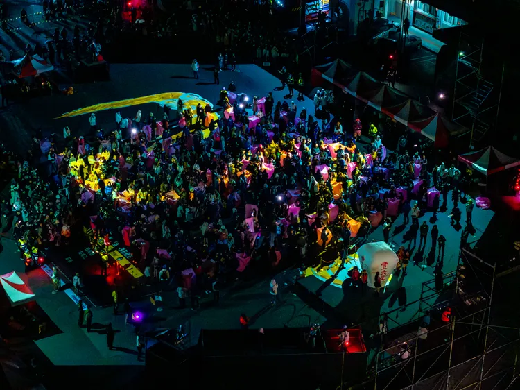 「天燈蛇影」光雕秀，金蛇在地面上盤旋舞動，營造出「好運蛇進來」的祈福美好意涵。觀光局提供