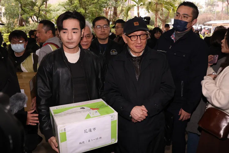 罷免團體表示，目前各罷免團第一階段收到的份數都比門檻多出1.5倍以上。記者莊宗達攝