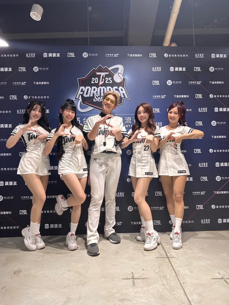 熊霓（左起）、筠熹、團長Aby、若潼、小紫。樂天桃猿提供