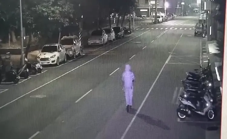 不明人士深夜到民宅潑紅漆。翻攝畫面