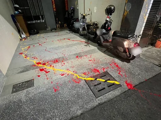 深夜住宅門前遭潑漆 有何糾紛?嫌犯影像曝光